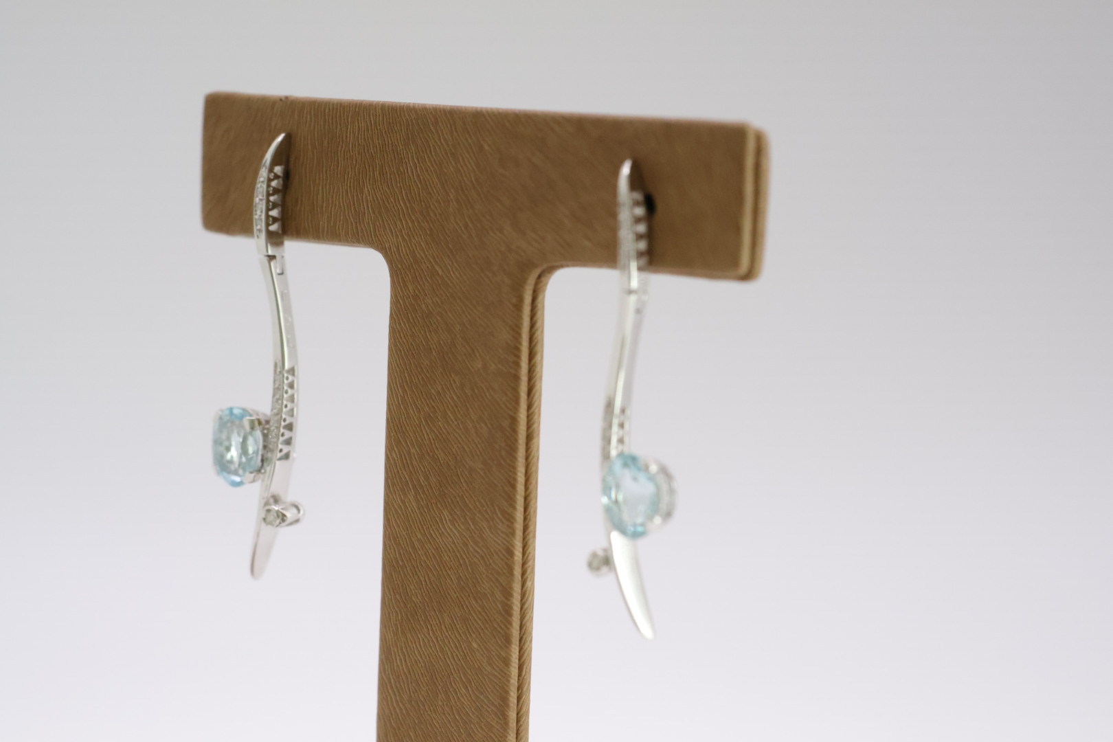 Joyeria Suiza Pendientes largos oro blanco con cristal
