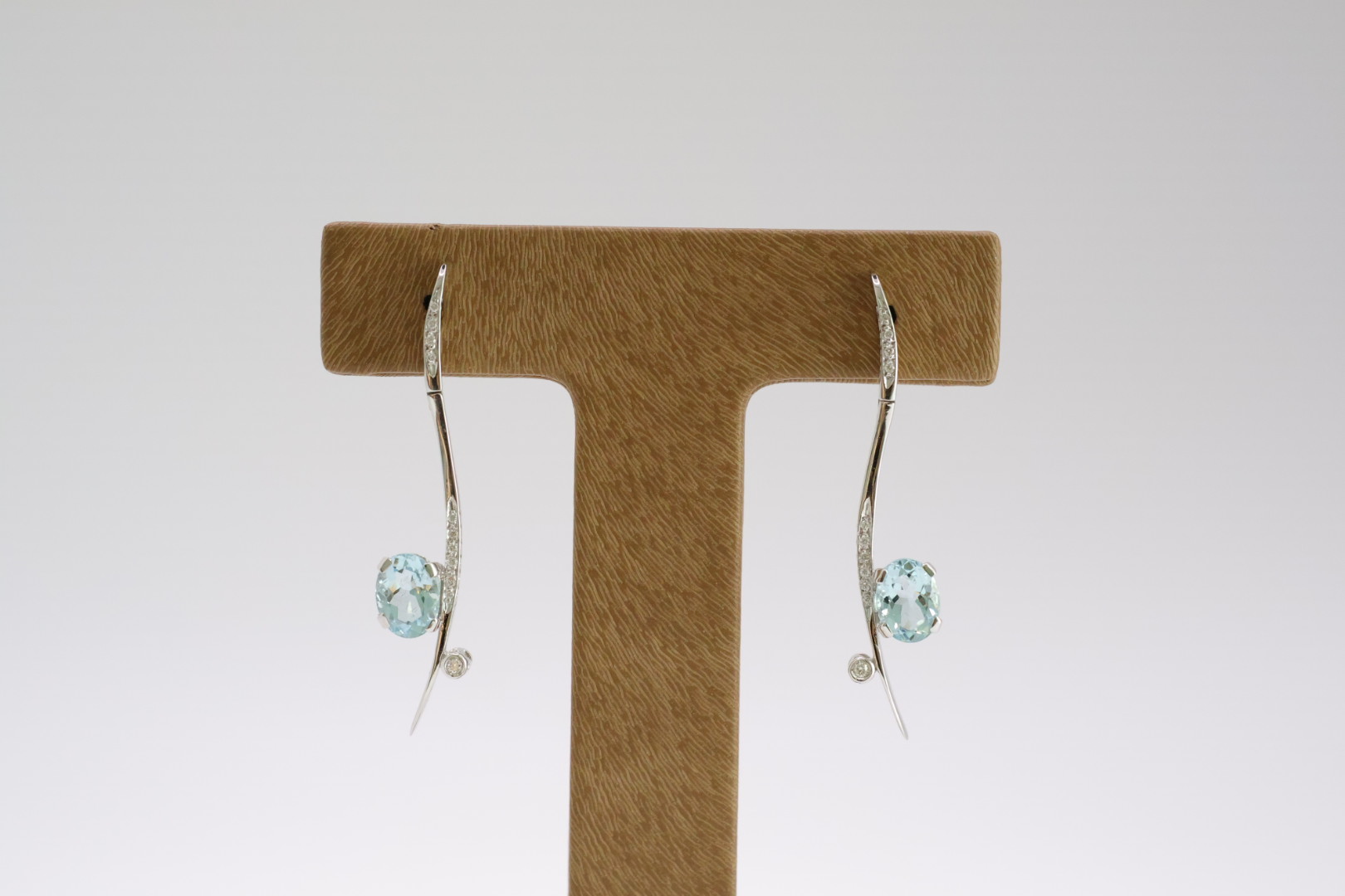 Joyeria Suiza Pendientes largos oro blanco con cristal