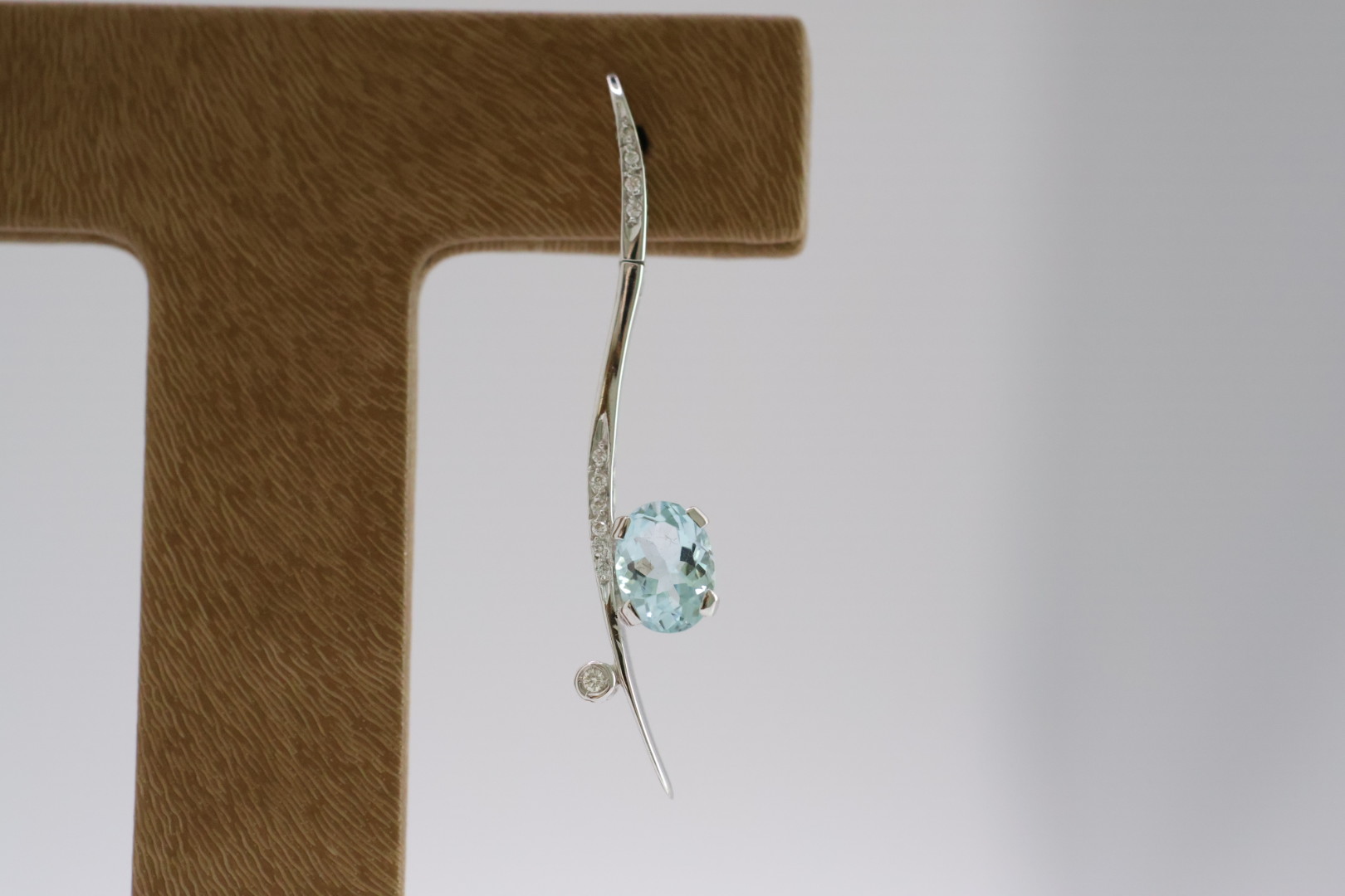 Joyeria Suiza Pendientes largos oro blanco con cristal