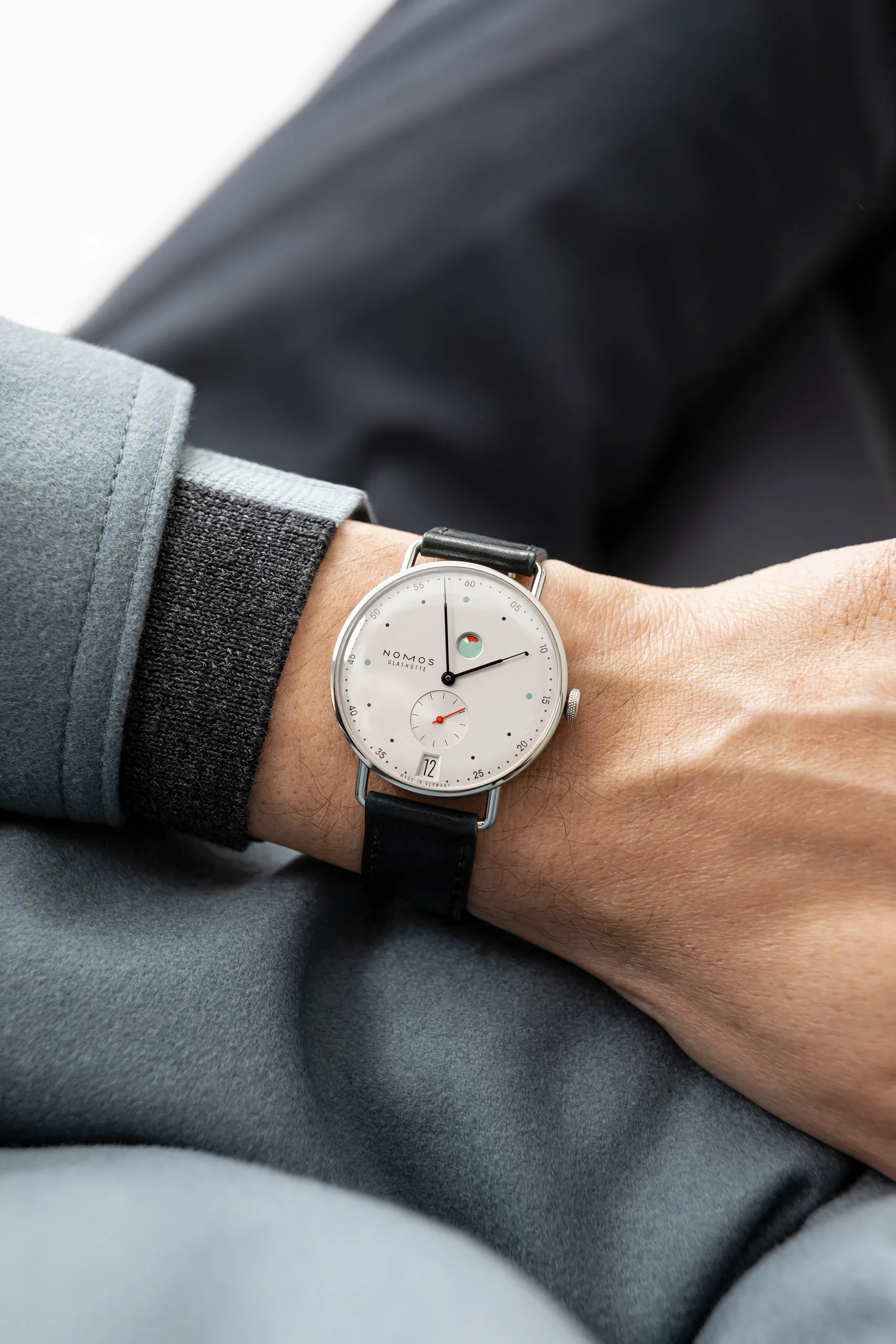 Nomos Metro Fecha Reserva De Marcha 37mm