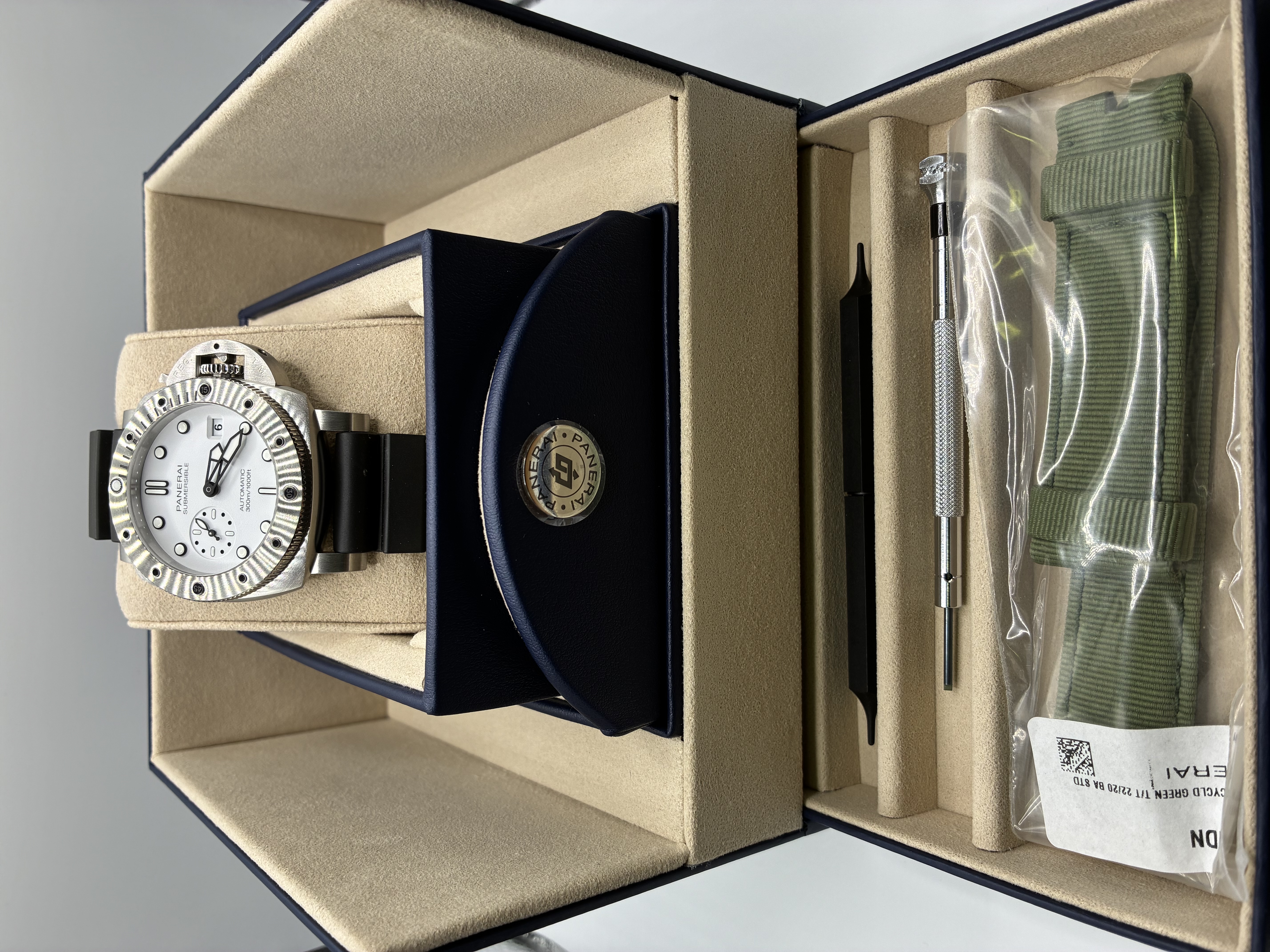 Panerai Submersible Bianco 42mm Pam02223 42mm
