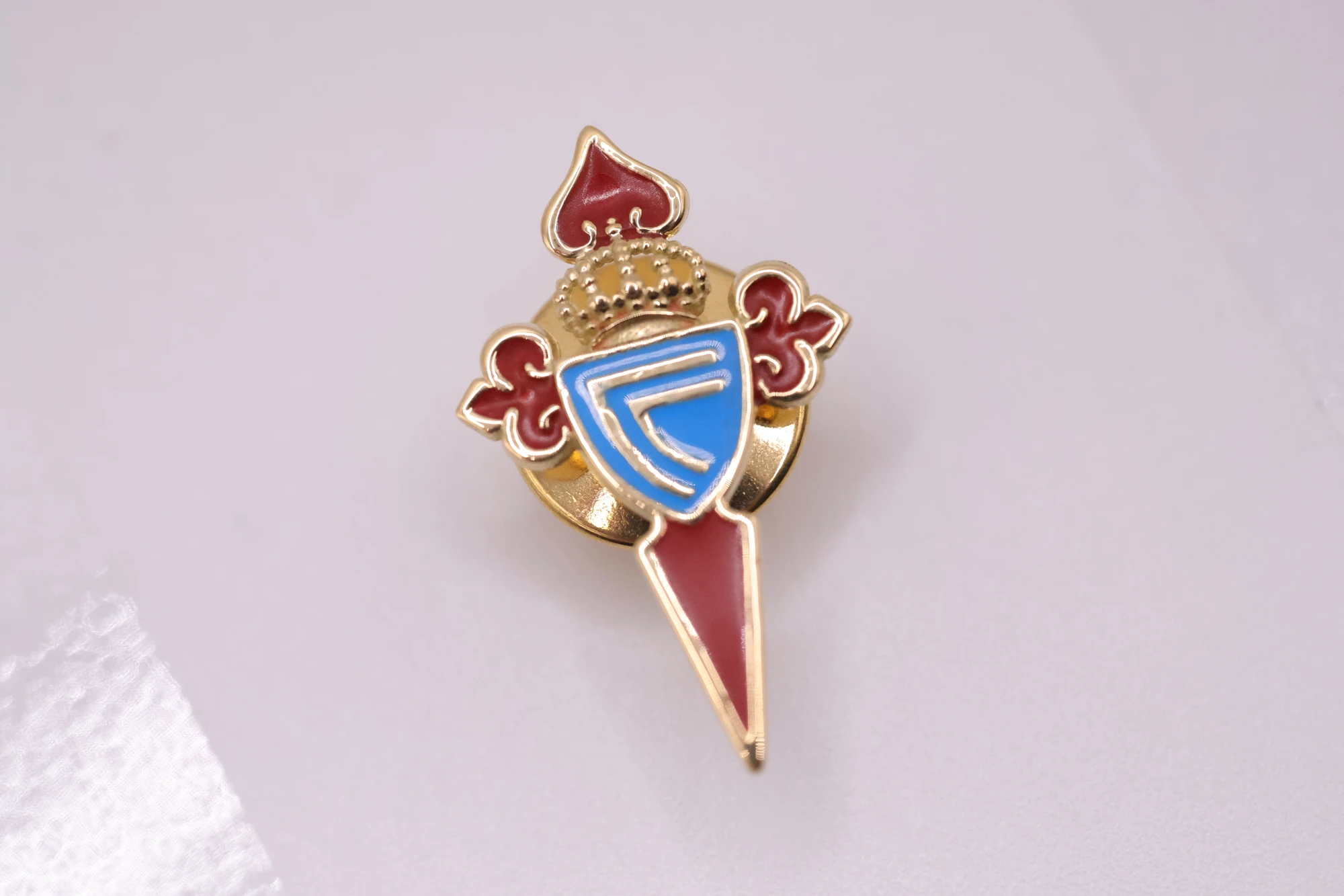 Joyeria Suiza Celta Pin Celeste · Oro amarillo y esmalte
